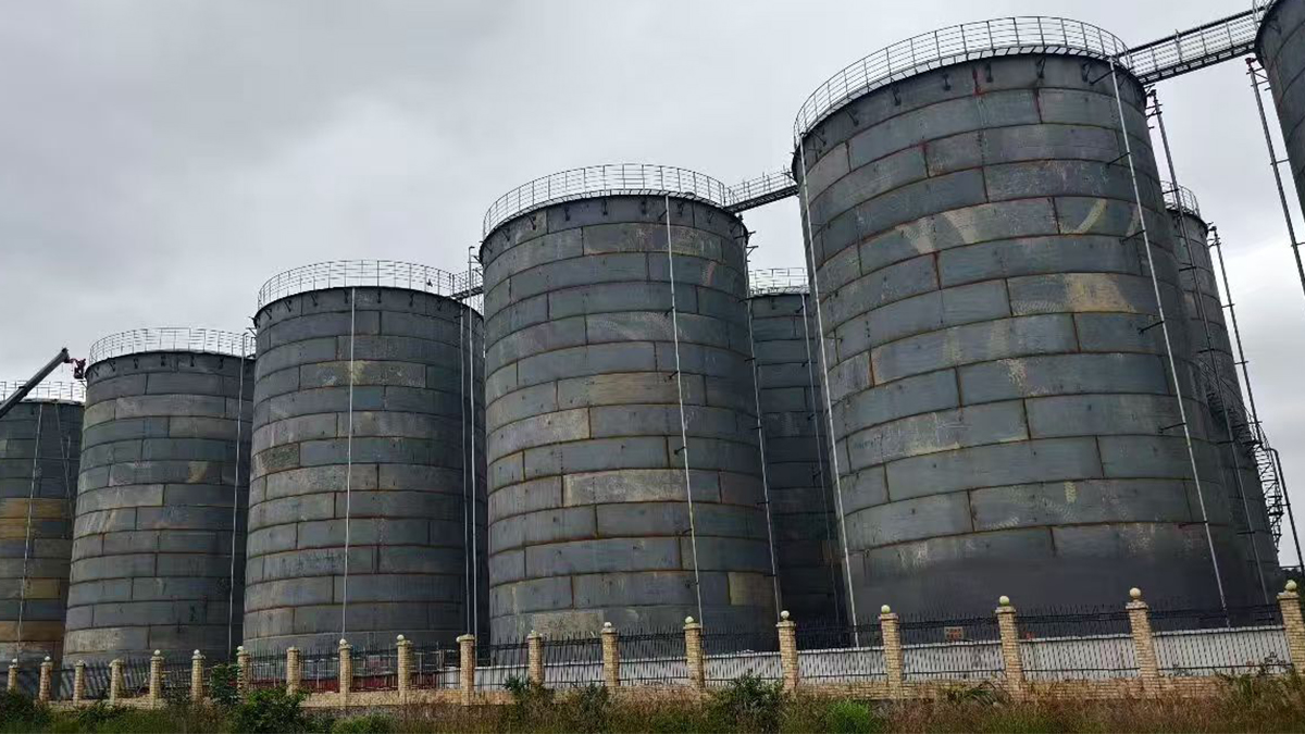 2 5 Cluster of large field-erected vertical steel storage tanks with top railings by Shijie Heavy Industry