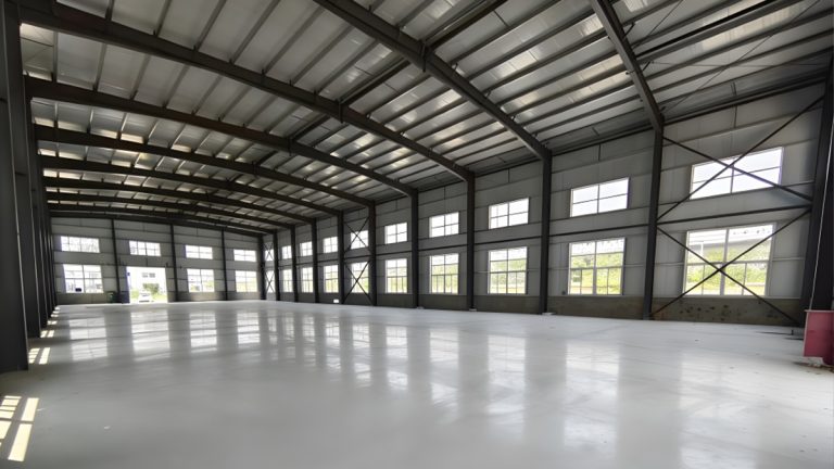 Large-scale prefabricated industrial steel structure warehouse under construction by Shijie Heavy Industry
