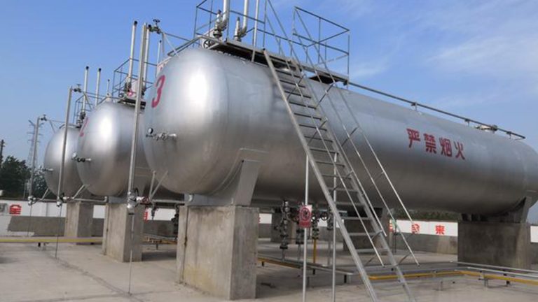 Cluster of large-scale industrial horizontal storage tanks with safety catwalks and silver heat-reflective coating by Shijie Heavy Industry