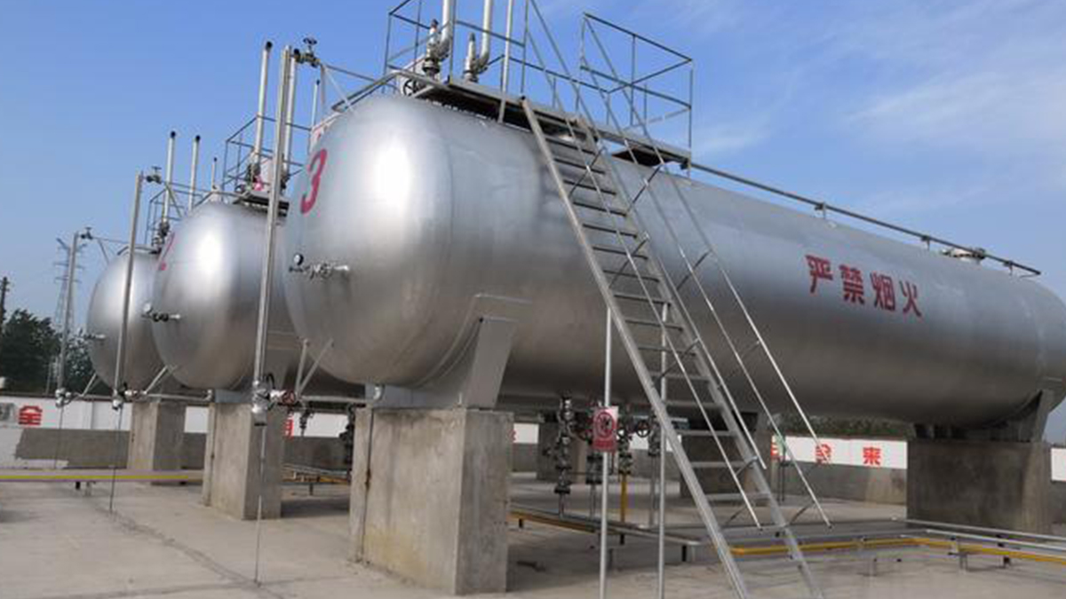 3 2 Cluster of large-scale industrial horizontal storage tanks with safety catwalks and silver heat-reflective coating by Shijie Heavy Industry