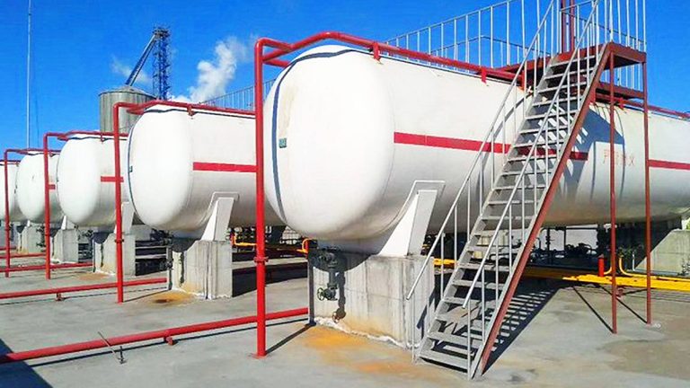 White horizontal fuel storage tanks with red piping and safety stairs by Shijie Heavy Industry.