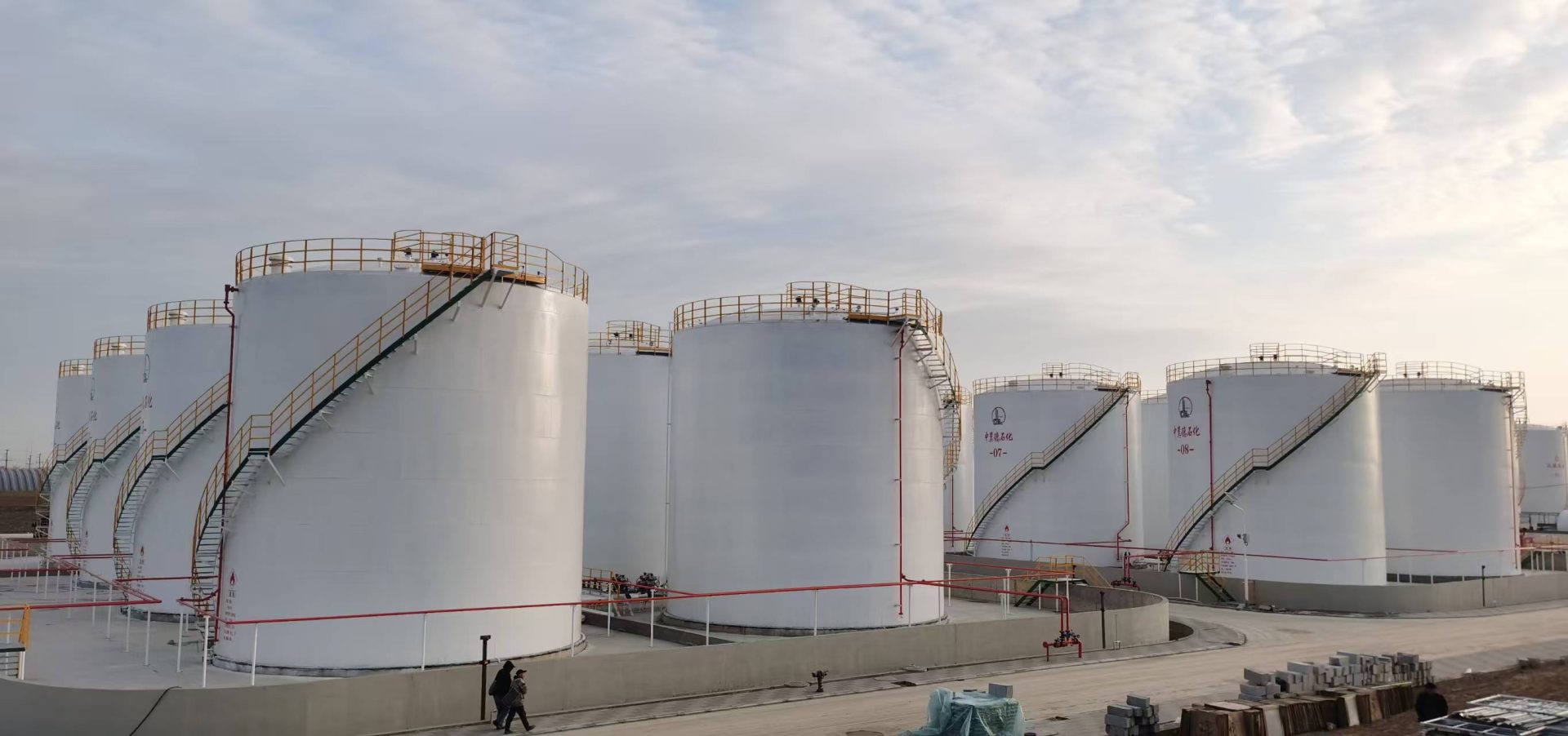 products storage tanks storage tanks vertical tanks vertical tanks 005 scaled API 650 Vertical Petrochemical Storage Tanks & Tank Farms